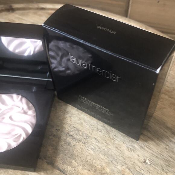 LAURA MERCIER FACE ILLUMINATOR HIGHLIGHTING POWDER, DEVOTION - (0.3 oz./9 g.) - Picture 3 of 5